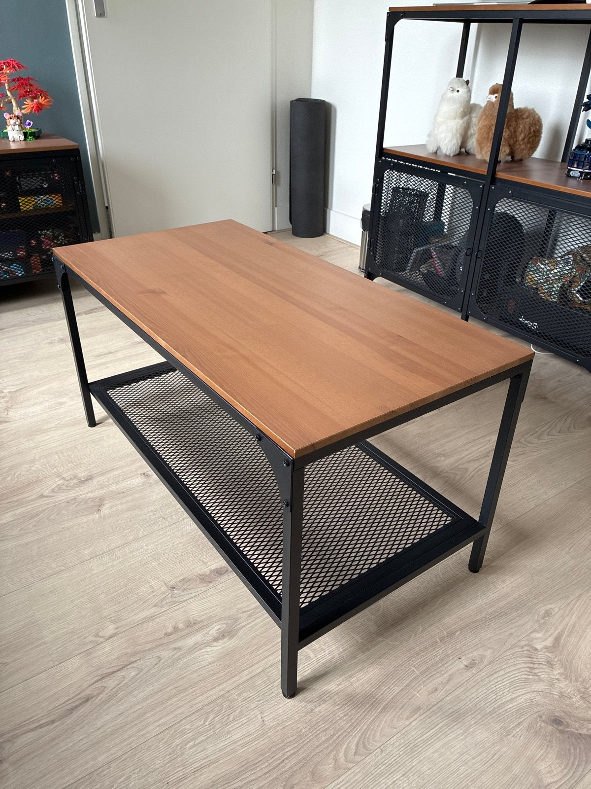 Salontafel en tv meubel met houten blad en metalen frame, Gebruikt, 100 tot 150 cm, Ophalen of Verzenden, 25 tot 50 cm