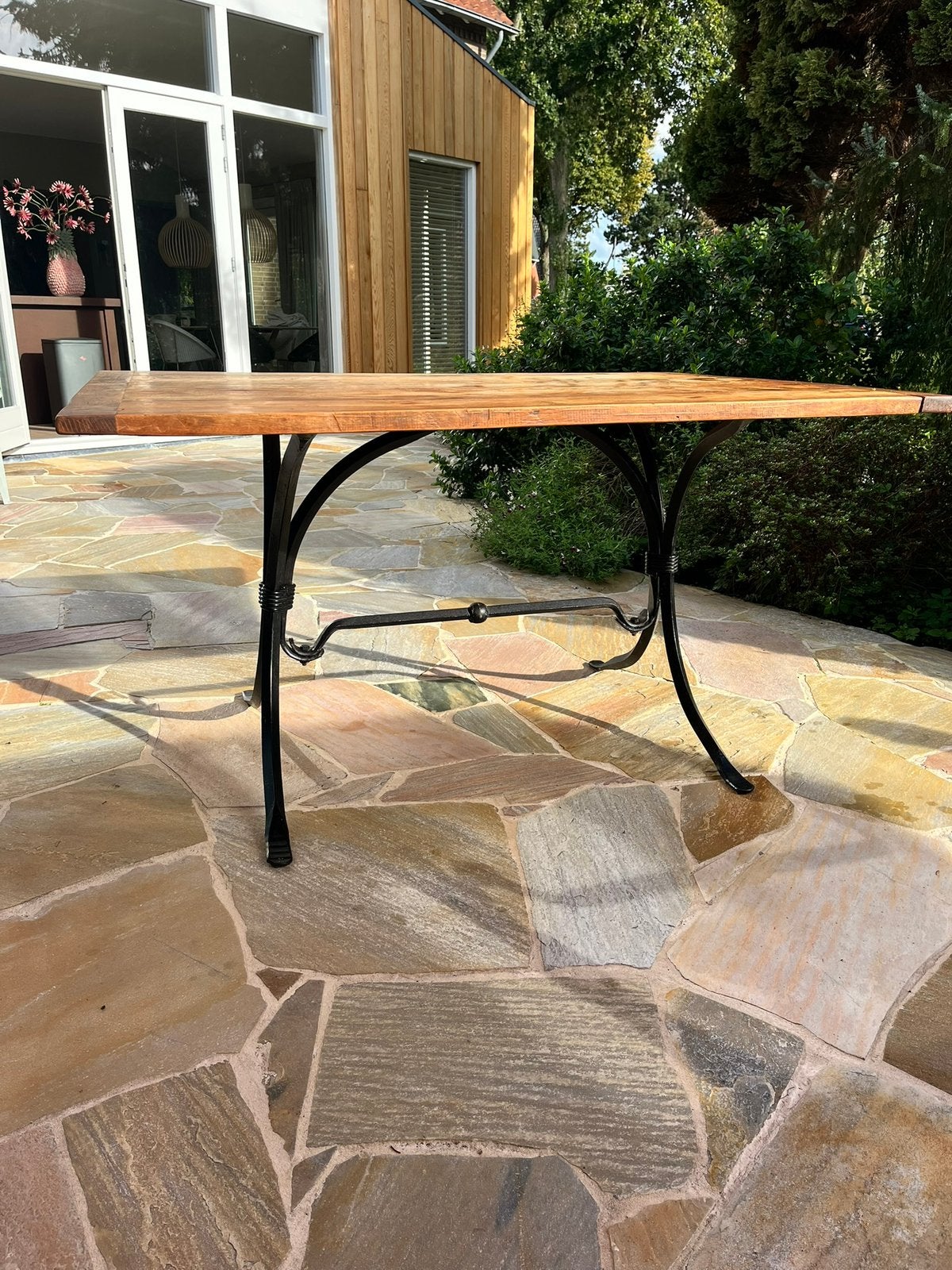 Houten tafel met smeedijzeren onderstel, Ophalen, Gebruikt, 100 tot 150 cm, 50 tot 100 cm