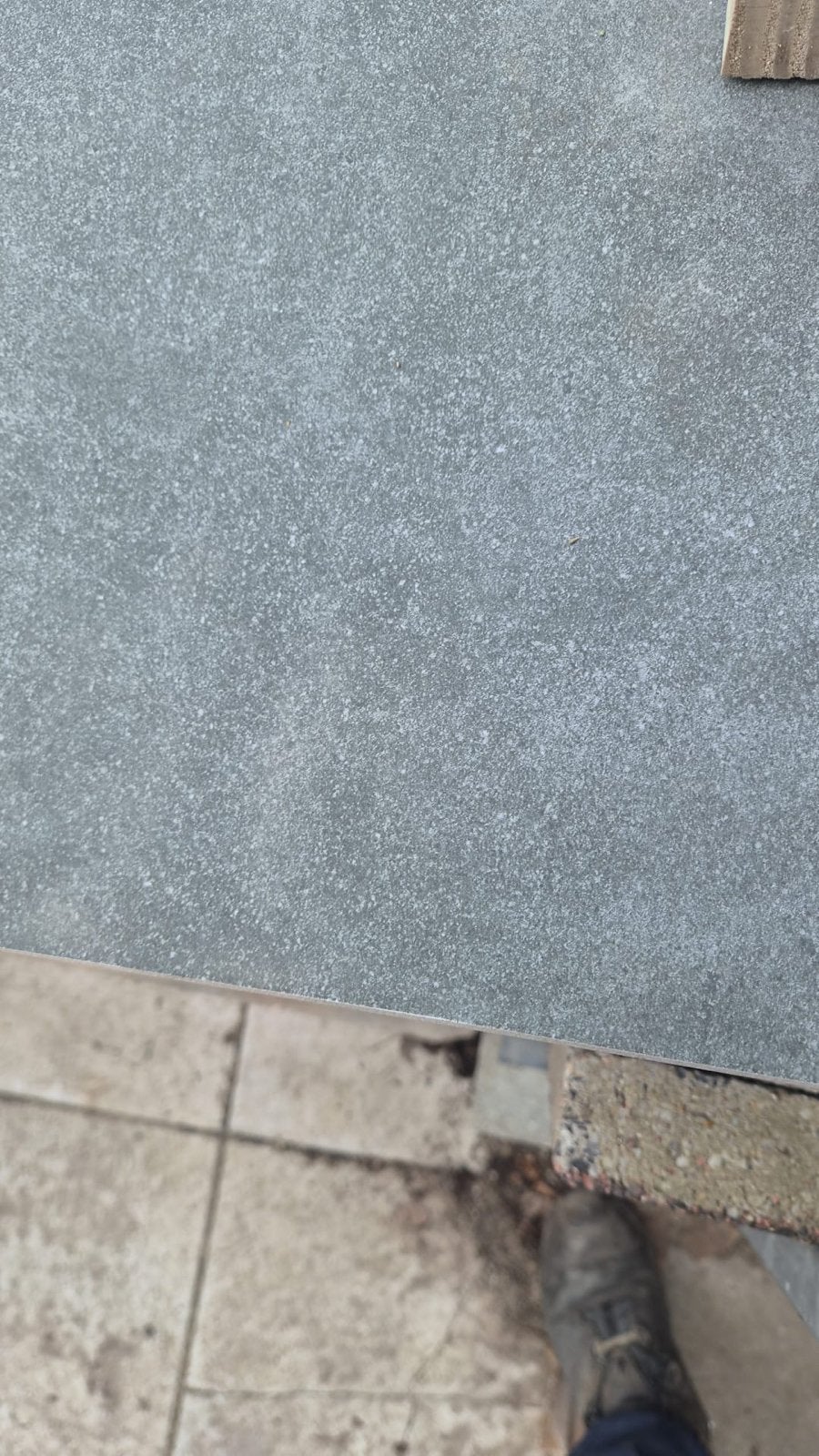 28 stuk Grijze keramische vloertegels 60x60, 60 cm of meer, Keramiek, Zo goed als nieuw, Vloertegels