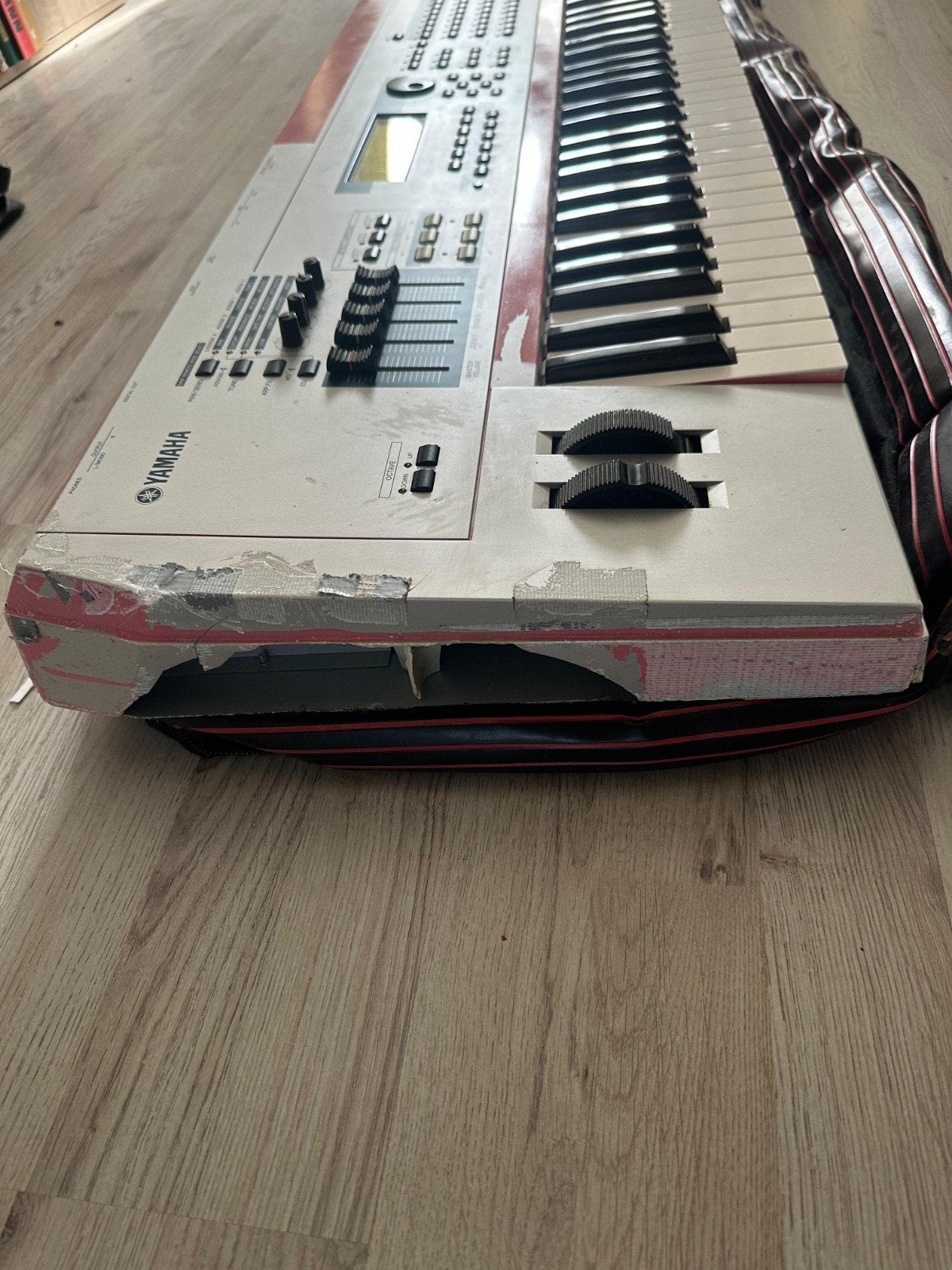 Yamaha MO6 Synthesizer - Beschadigd, Muziek en Instrumenten, Keyboards, Ophalen, 61 toetsen, Gebruikt, Midi-aansluiting