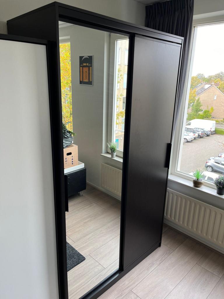 Zwarte kledingkast met schuifdeuren en spiegel, Ophalen, Met plank(en), Gebruikt, 50 tot 100 cm