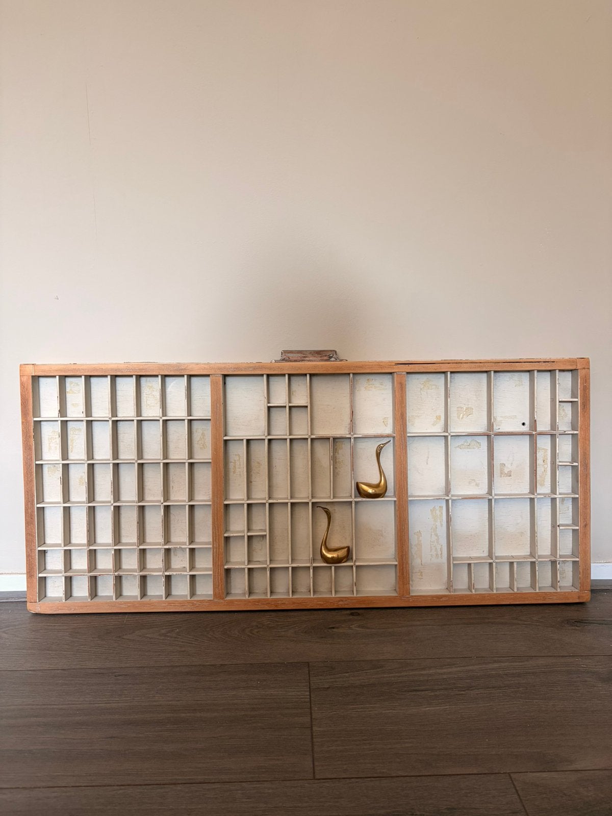 Vintage houten letterbak, Huis en Inrichting, Woonaccessoires | Wanddecoraties, Gebruikt, Decoratieobject, Vintage, Bruin, Hout