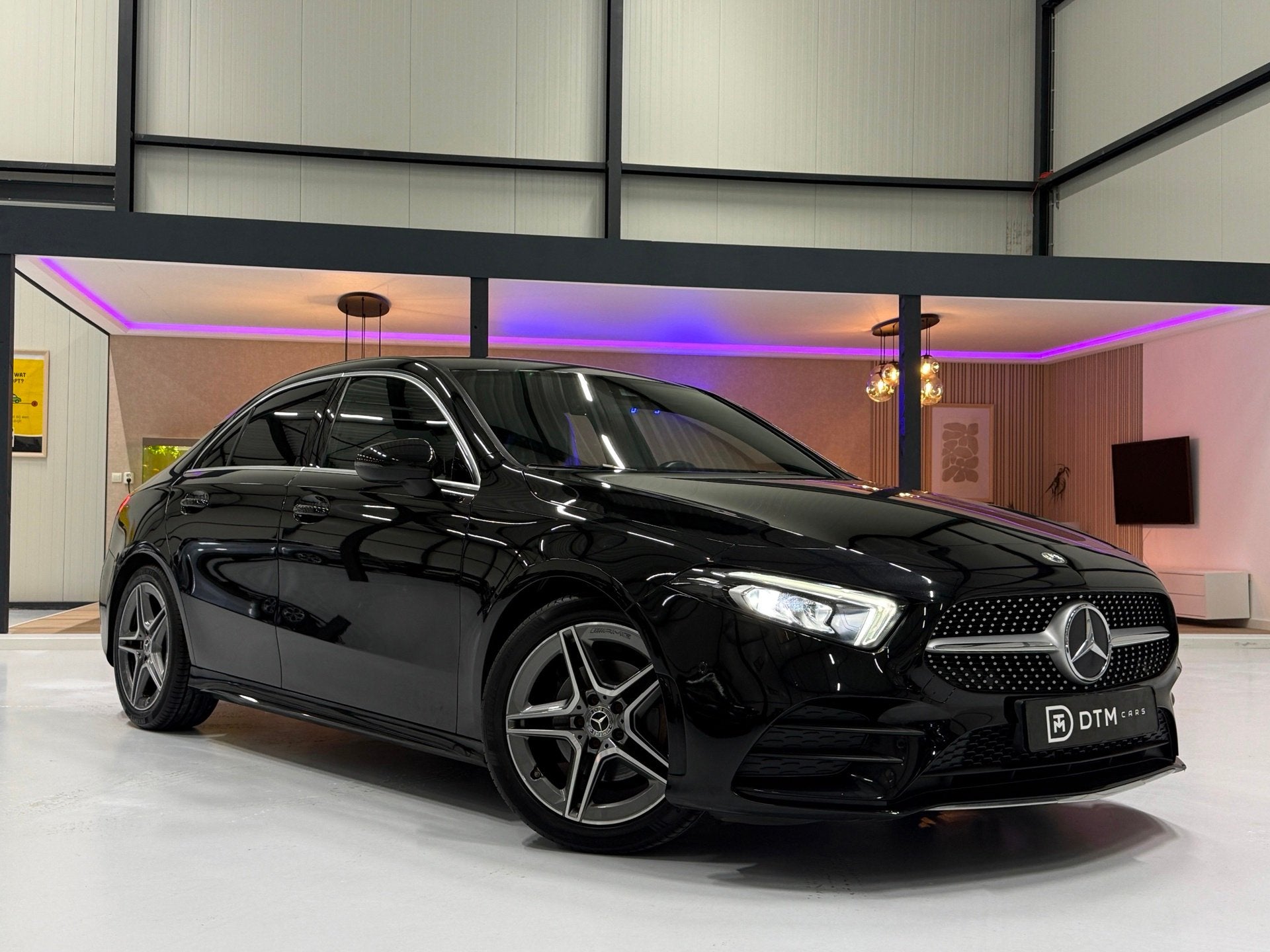 Mercedes-Benz A-klasse 180 Business Solution AMG | MBUX | LE, Dealer onderhouden, Gebruikt, 4 cilinders, Zwart