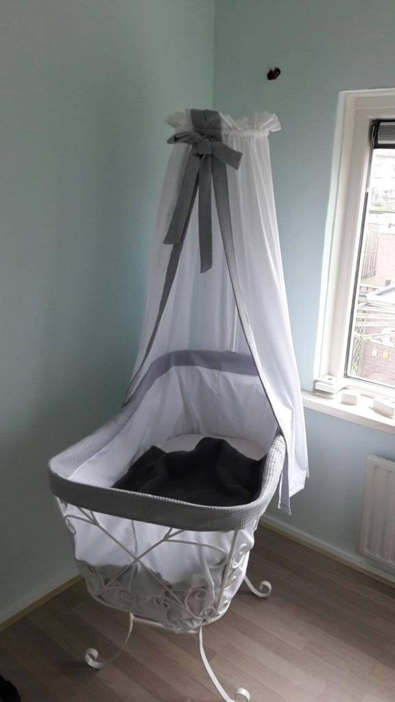 Smeedijzeren Wieg met Bekleding en Matras, Kinderen en Baby's, Babywiegjes en Ledikanten, Ophalen of Verzenden, Zo goed als nieuw