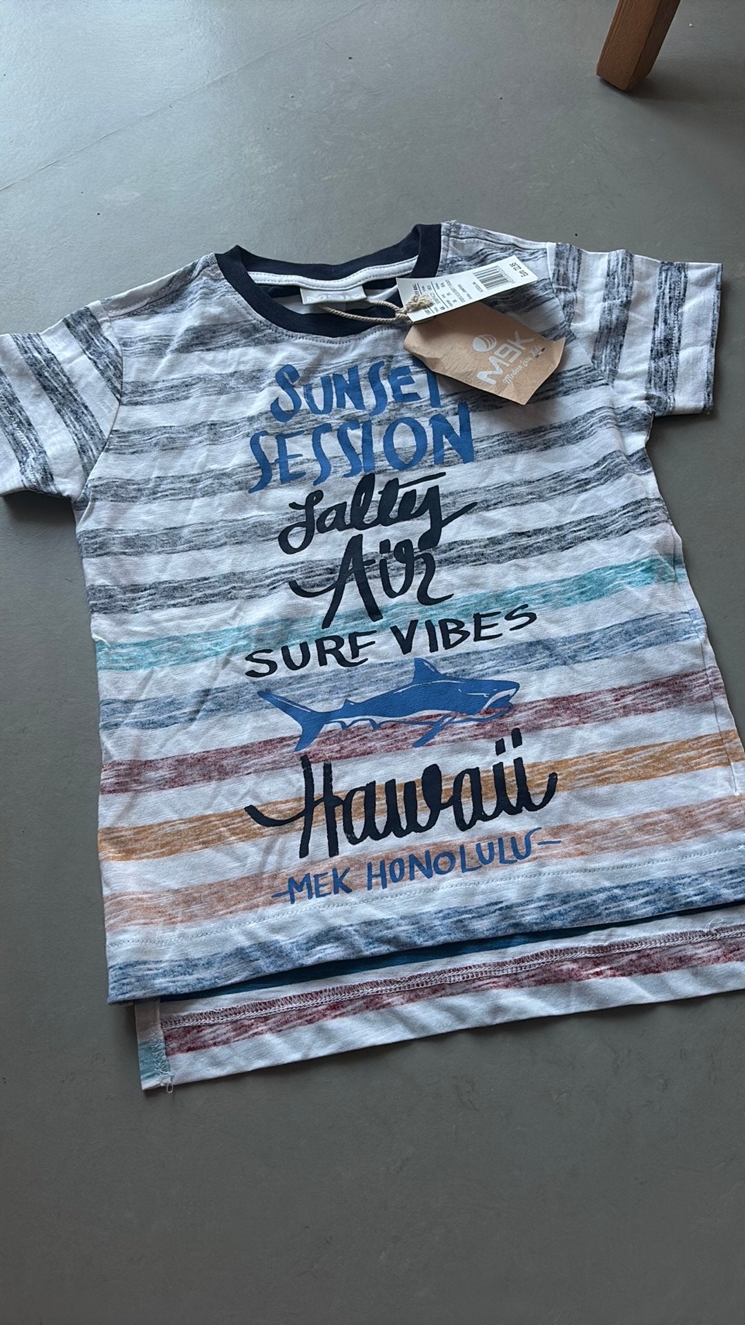 NIEUW met kaartje: MEK T-shirt Maat 104 Surf Vibes / Hawaii, Ophalen of Verzenden, Zo goed als nieuw, Jongen of Meisje, Shirt of Longsleeve