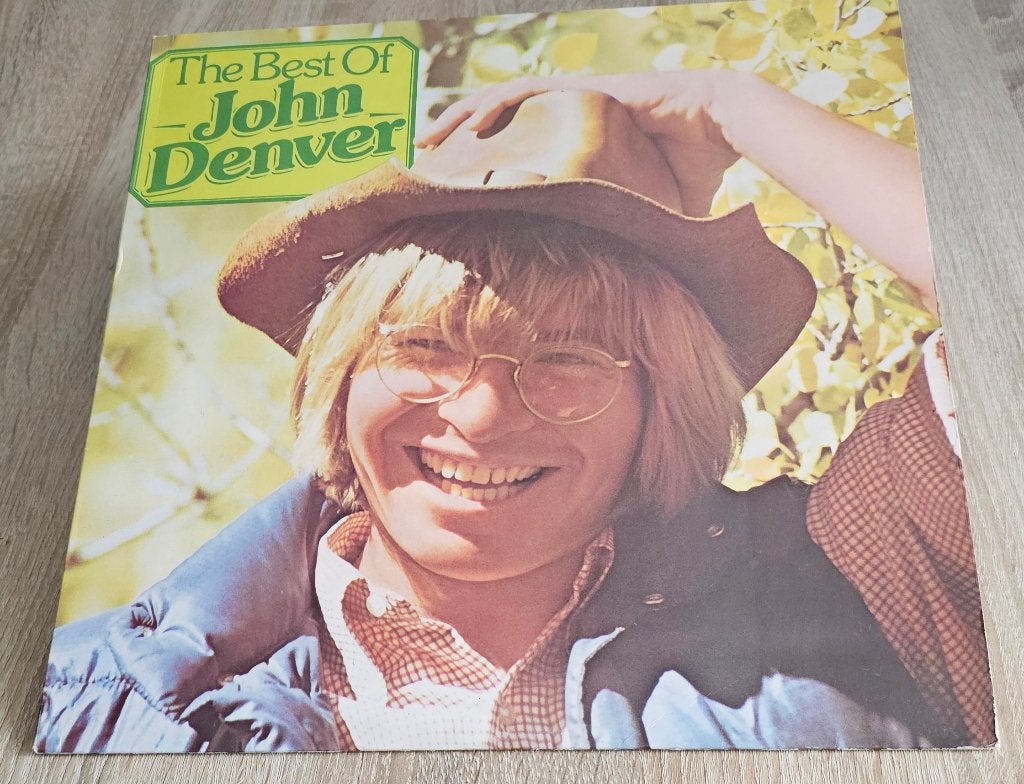 LP - John Denver - The Best Of, Beschermende buitenhoes, Ophalen of Verzenden, Gebruikt, 12 inch