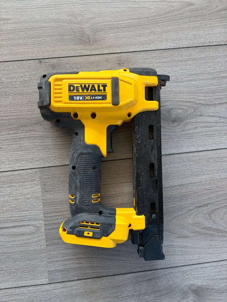 DeWalt 18V Nietmachine DCN701N, Ophalen, Zo goed als nieuw