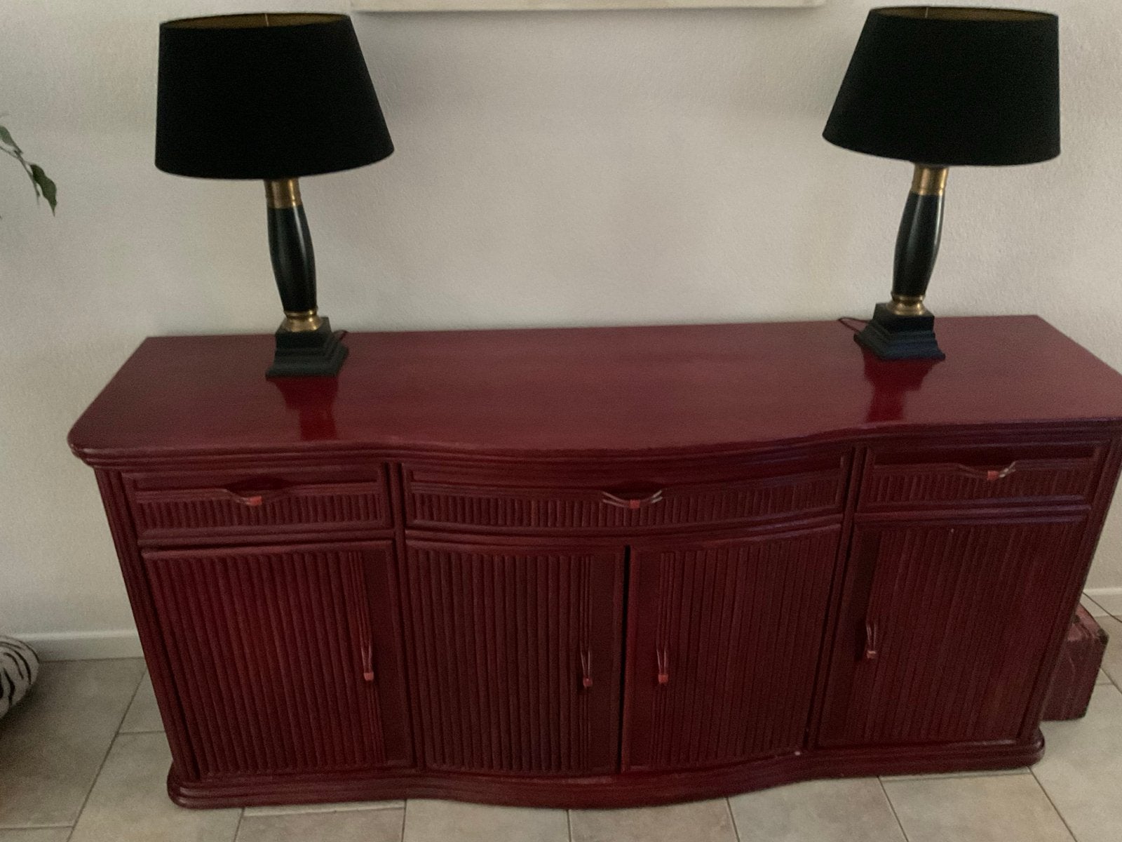 Roodbruin dressoir met rotan details, Huis en Inrichting, Ophalen, Gebruikt, 150 tot 200 cm, Met lade(s)