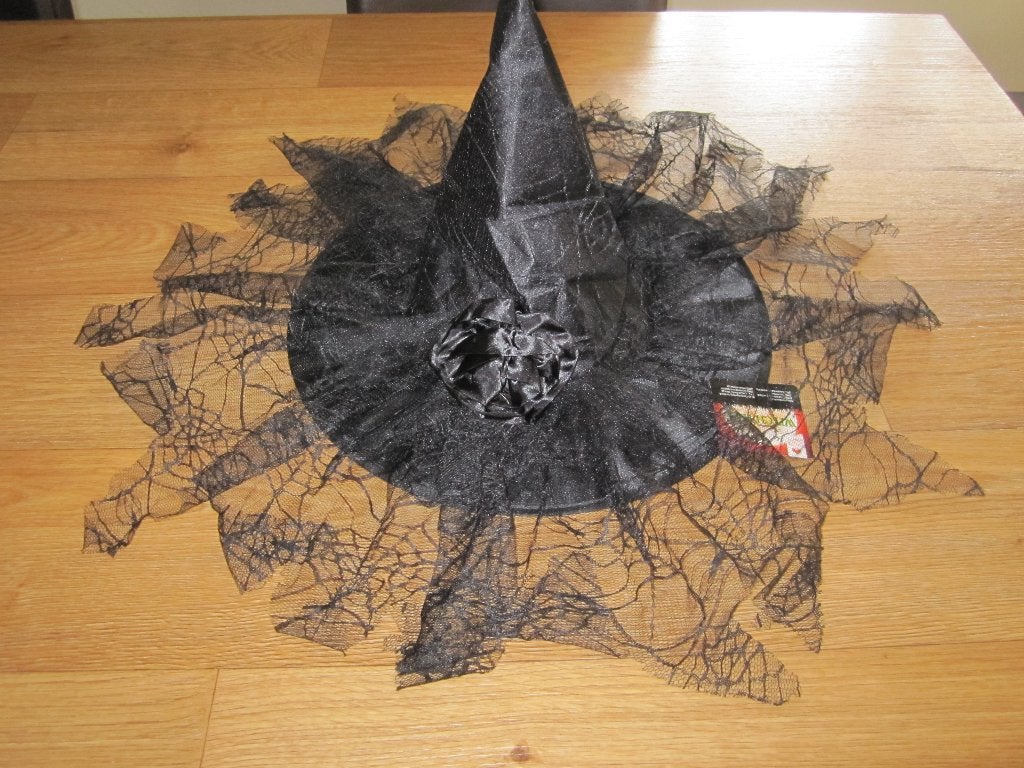 Halloween/Carnaval heksenhoed met tule  Nieuw ., Ophalen of Verzenden, Nieuw, Halloween, Accessoires