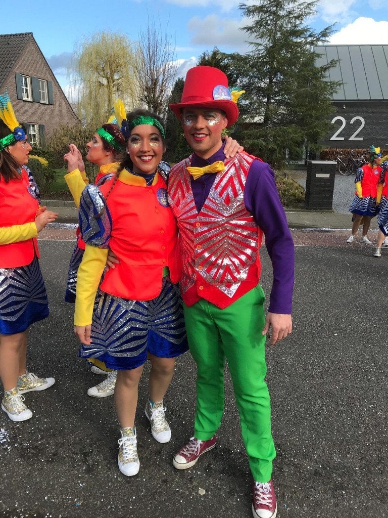 Kleurrijk carnavalskostuum met rok en hoofdband – 11 sets, Carnaval, Ophalen of Verzenden, Kleding, Maat 34 (XS) of kleiner