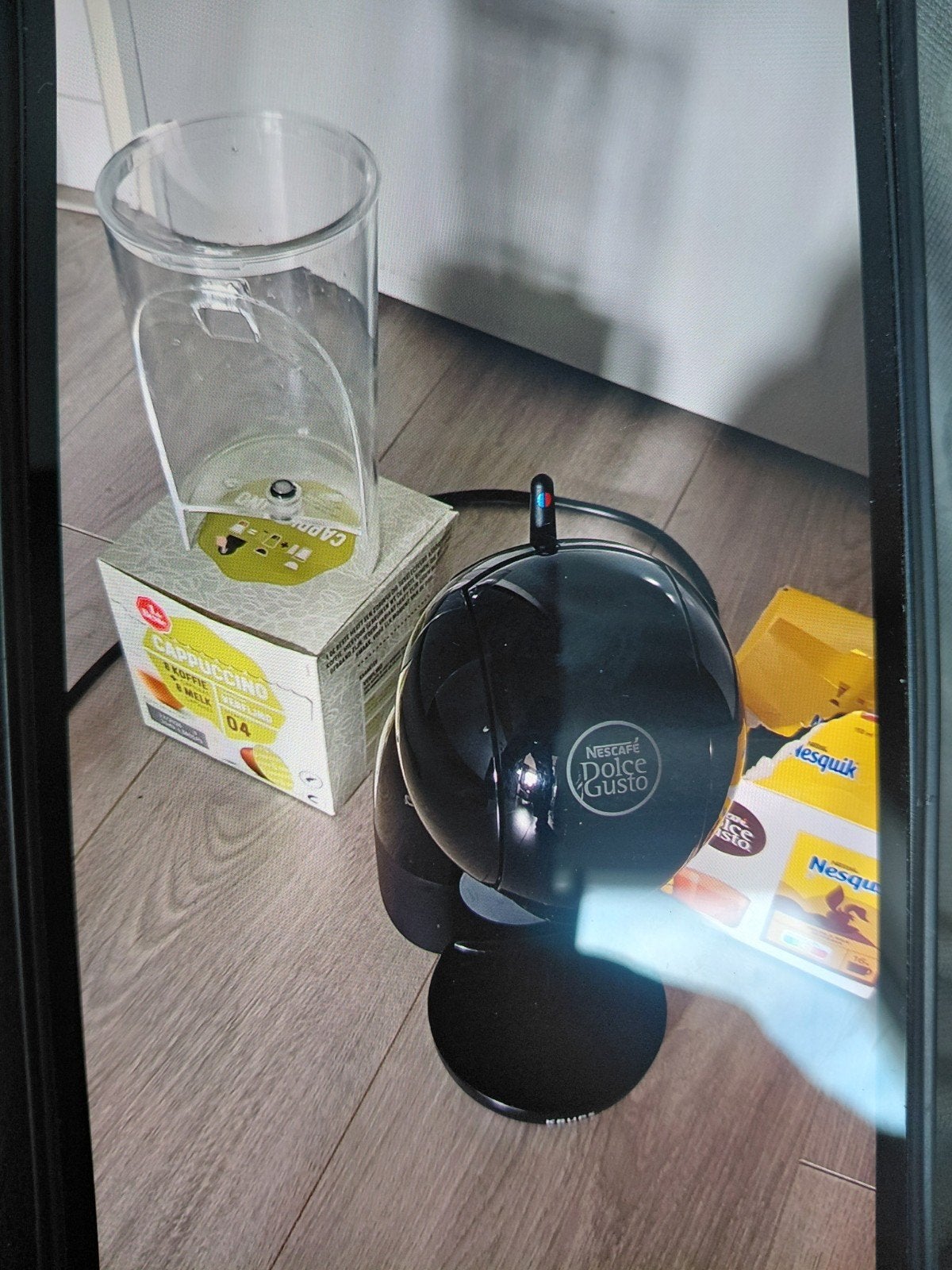 Dolce Gusto koffiezetapparaat met cappuccino en Nesquik cups, Ophalen of Verzenden, Gebruikt, Koffiemachine, Koffiepads en cups