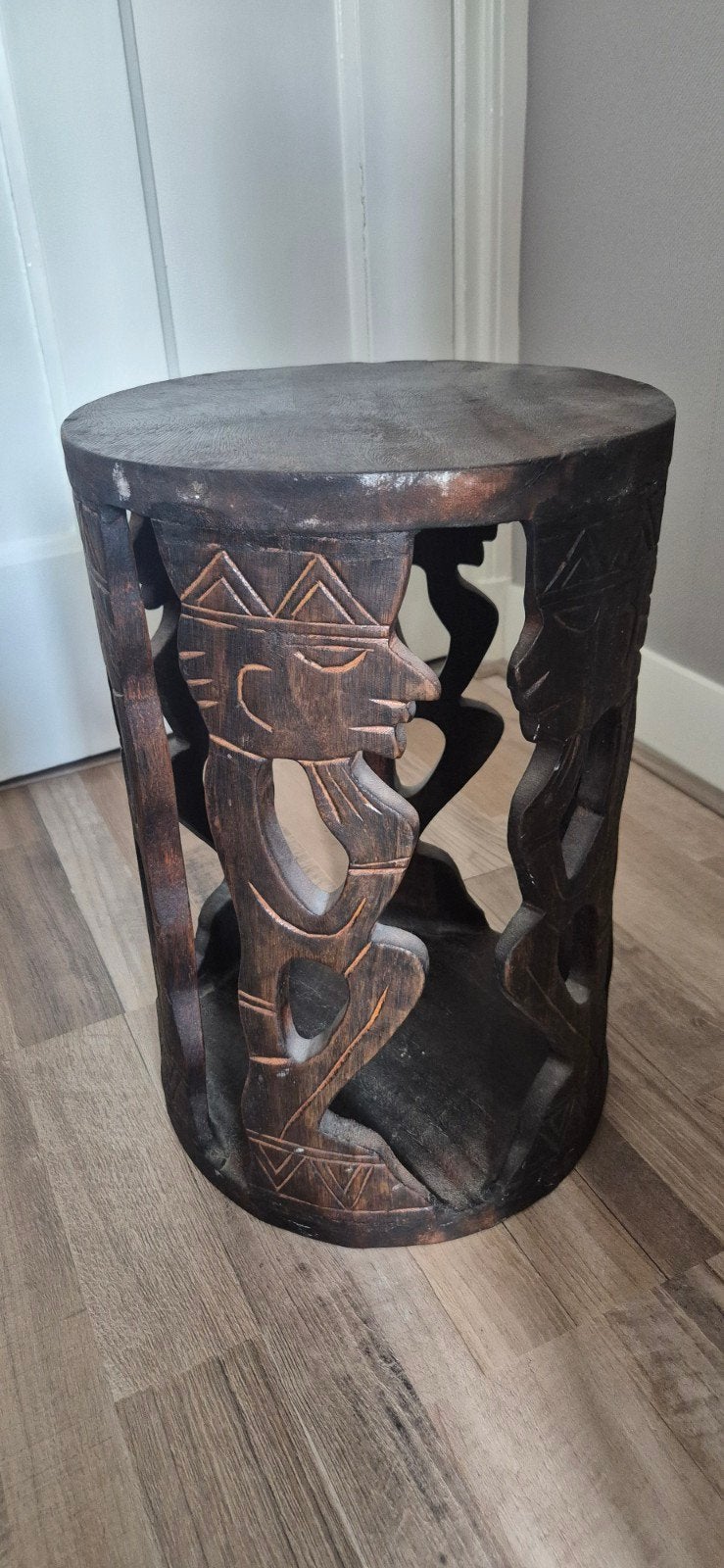 Afrikaanse houten kruk met handgesneden figuren, Gesneden, Bruin, Afrika, Overige typen