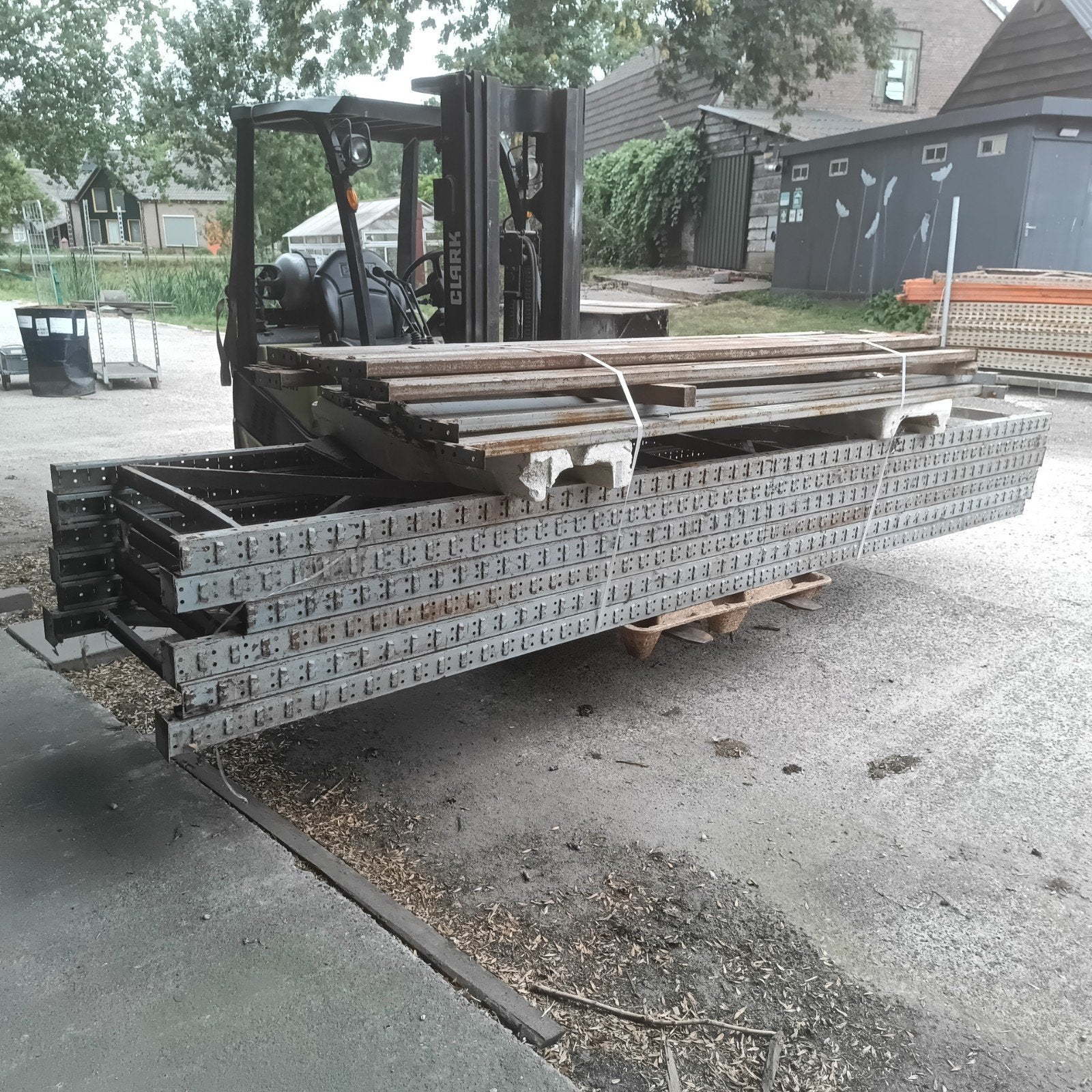 Palletstelling partij 420 hoog. 2,7m liggers