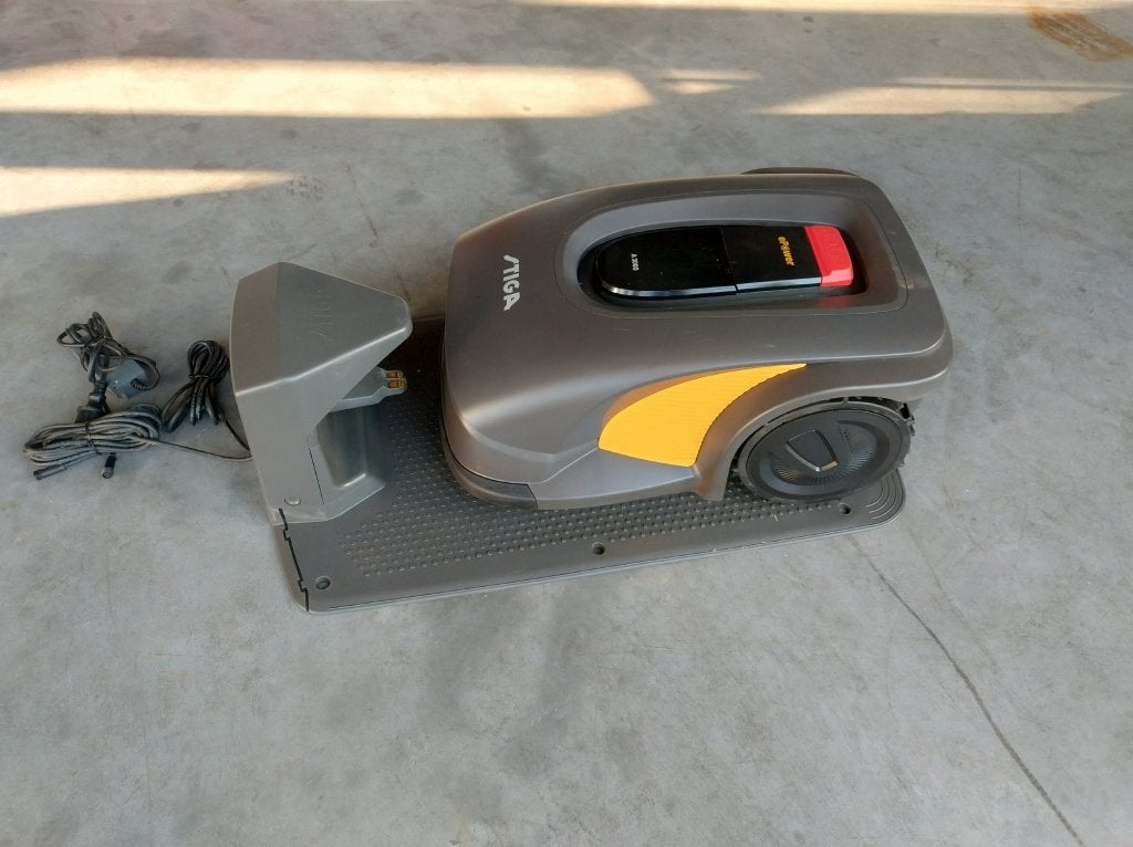 Stiga a3000 robotmaaier 2023 met garage, Gebruikt, Stiga, Ophalen of Verzenden, Met regensensor