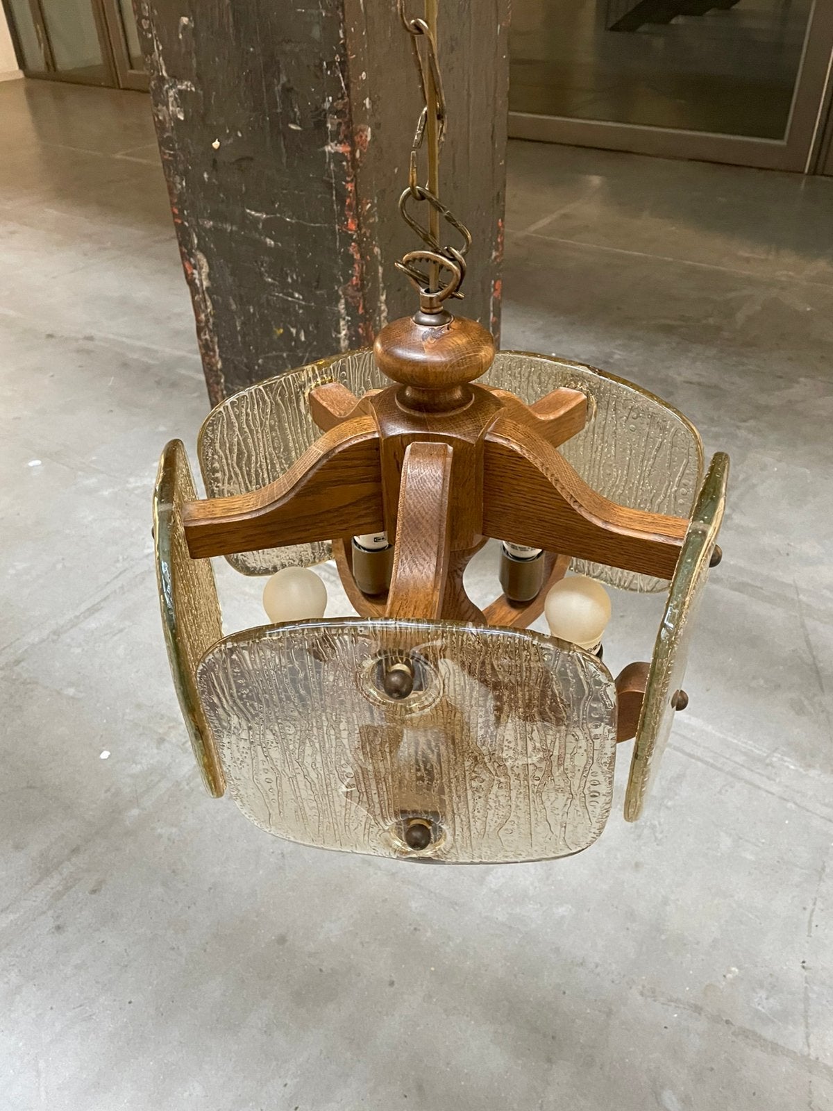 Foto 11 van Brutalist lamp jaren 70 eikenhout