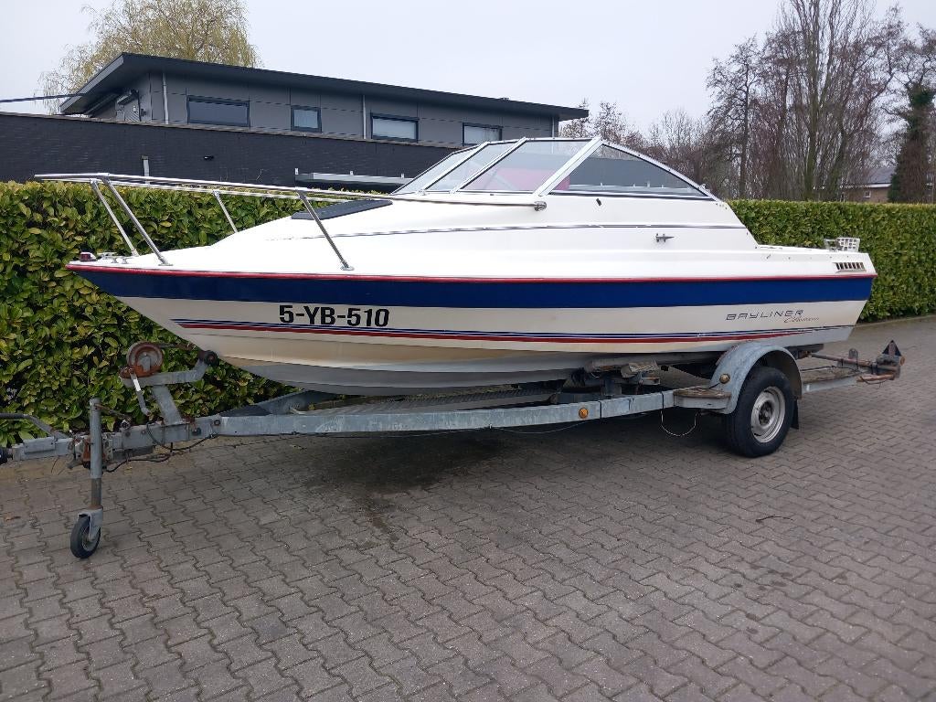 BAYLINER 1952 CUDDY 3 LITER MERCRUISER INCL TRAILER INRUIL M, Ophalen, Gebruikt, 200 pk of meer, Buitenboordmotor