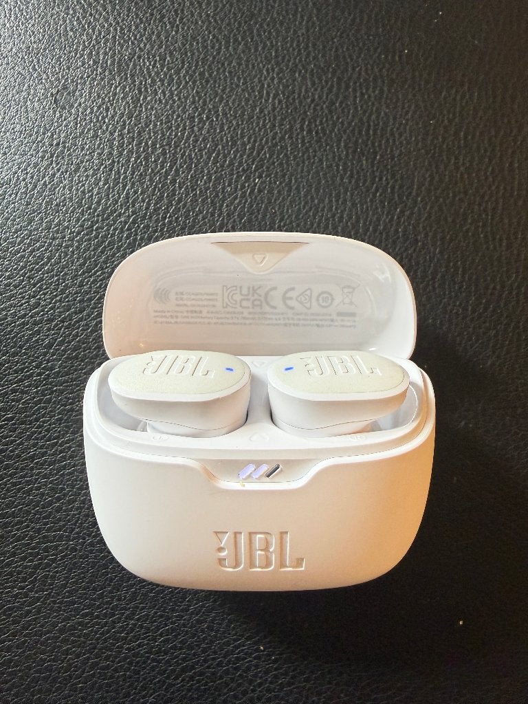 JBL Tune Buds White Wireless Earbuds, Gebruikt, Ophalen of Verzenden, JBL, In oorschelp (earbud)