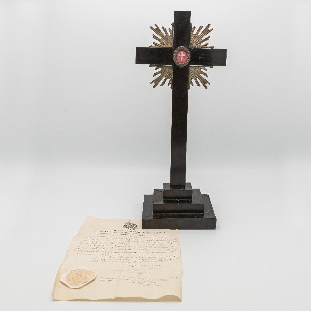 Kruisreliek in altaarkruis met document, Antiek en Kunst, Ophalen of Verzenden