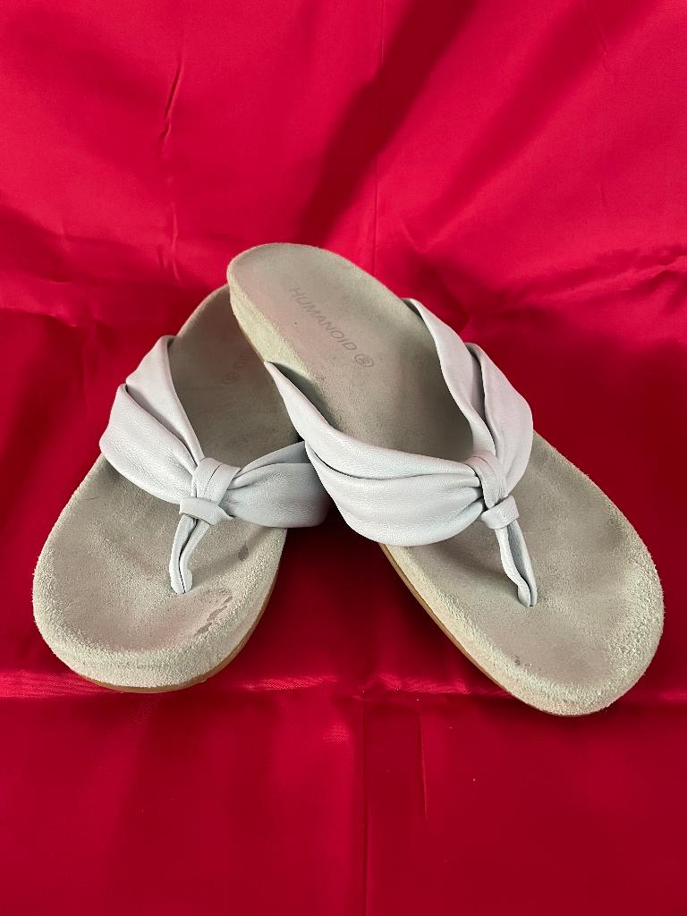 Humanoid teenslippers – grijs suède/leer – maat 39, Slippers, Humanoid, Ophalen of Verzenden, Grijs