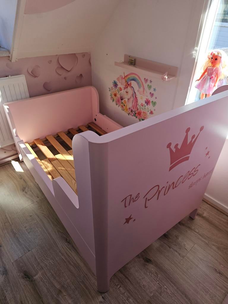Mooi roze meegroei kinderbedje met tekst, Kinderen en Baby's, Ophalen, 70 tot 85 cm, 140 tot 160 cm, Zo goed als nieuw