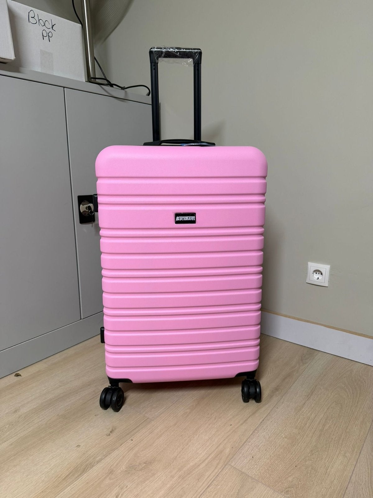 Nieuwe BlockTravel 95L koffer TSA - roze (met kleurverschil), Wieltjes, Hard kunststof, Nieuw, Minder dan 50 cm
