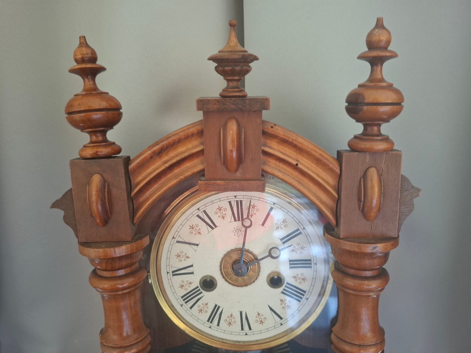 Antieke houten schoorsteenklok met slinger en sleutel, Antiek en Kunst, Ophalen of Verzenden