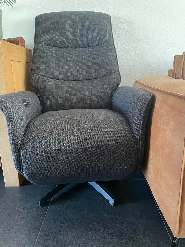 Comfortabele grijze relaxfauteuil met USB-aansluiting, Ophalen, Zo goed als nieuw, Stof, 75 tot 100 cm