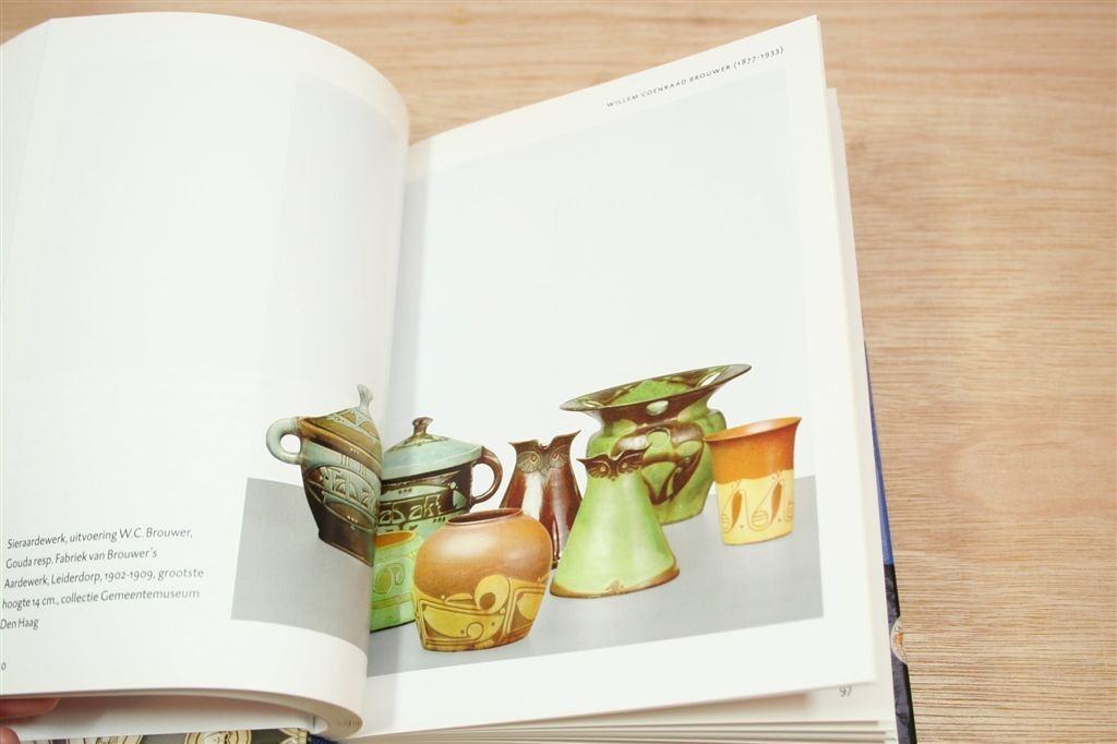 Het Keramiek Boek — Vernieuwingsaardewerk [1876-1940], Ophalen of Verzenden, Zo goed als nieuw