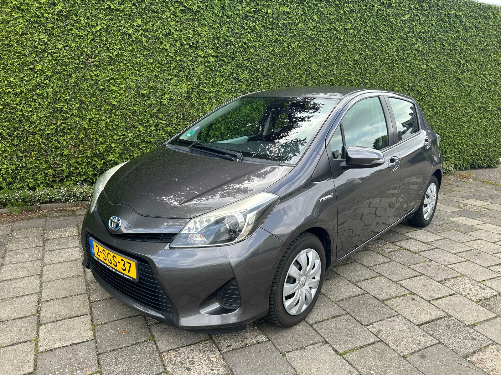 Toyota Yaris 1.5 Full Hybrid CVT 5DR 2013 Grijs, Auto's, Toyota, Euro 5, 74 pk, 4 cilinders, 49 €/maand