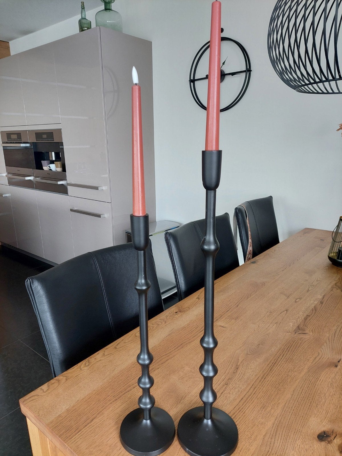 Set van 2 stoere zwarte kandelaars Light & Living, Huis en Inrichting, Ophalen of Verzenden, Zo goed als nieuw, Metaal, 50 tot 75 cm