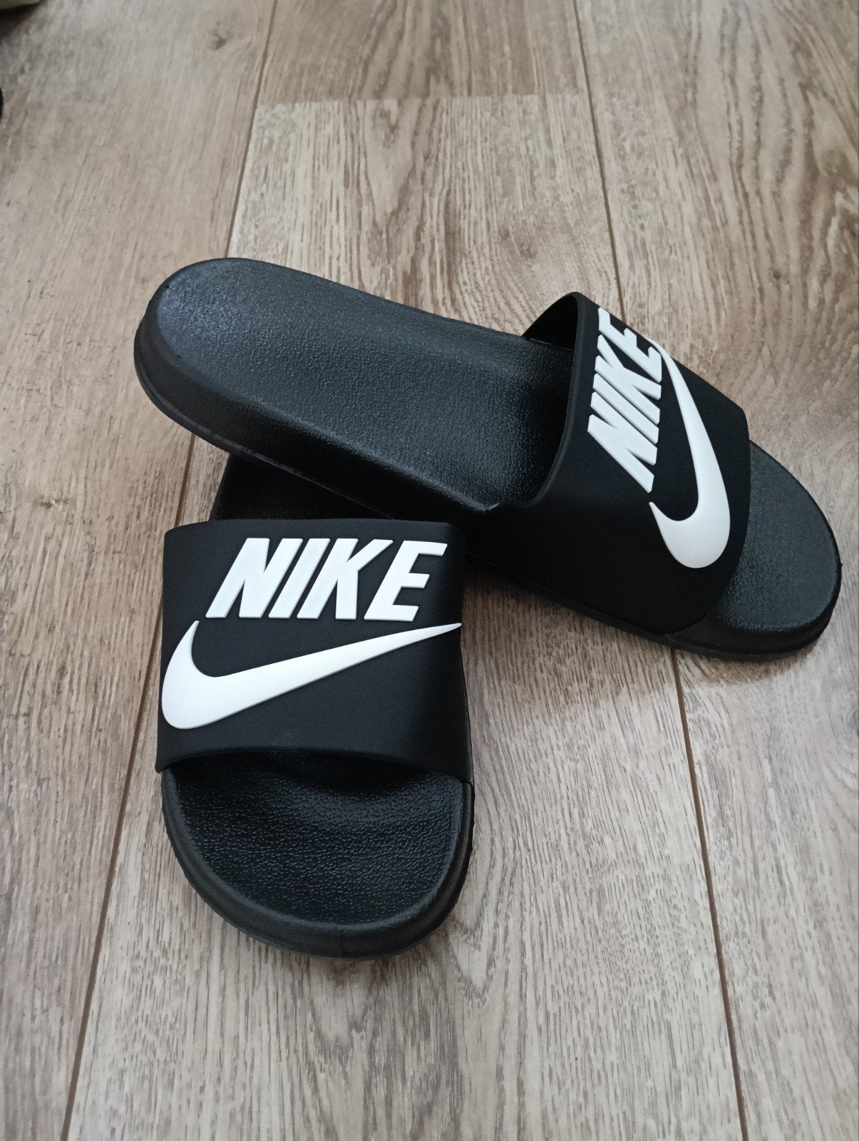 Nike slippers - Zwart met wit logo, Kleding | Heren, Schoenen, Ophalen of Verzenden, Nieuw, Zwart, Slippers