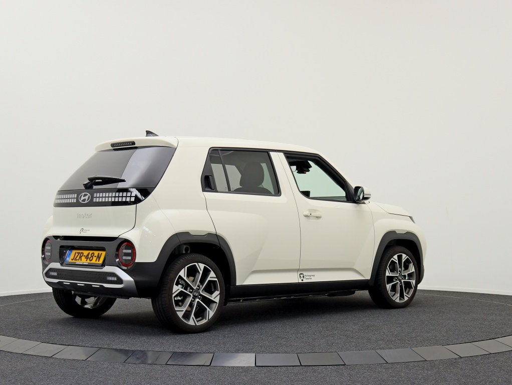Hyundai Inster Pulse 49 kWh | DEMO-voordeel | private lease, Auto's, Automaat, Gebruikt, Zwart, Wit