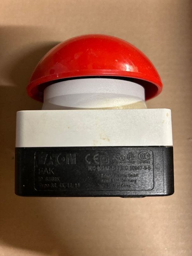 ➡️ EATON FAK Voet-/slagdrukknop NOOD UIT KNOP ROOD, Doe-het-zelf en Verbouw, Elektra en Kabels, Zo goed als nieuw, Stopcontact