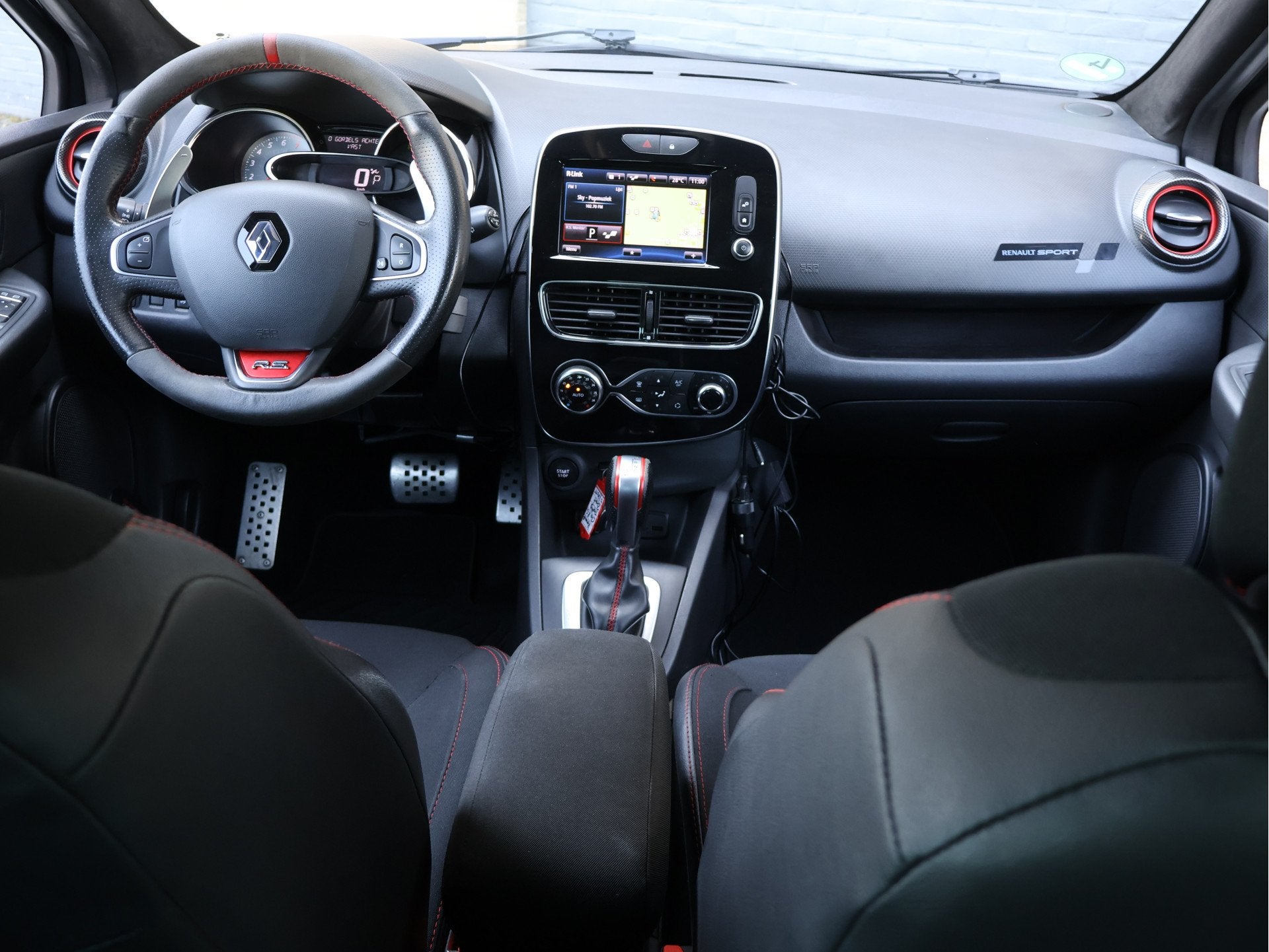 Renault Clio R.S. 18 Trophy 220PK F1 Limited Edition | Akrap, Gebruikt, 4 cilinders, Automatische klimaatregeling, Zwart