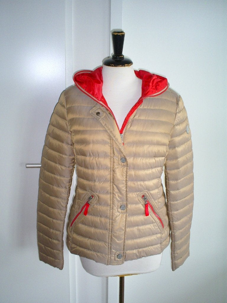 beige AMBER & JUNE jas maat M rode details, Maat 38/40 (M), Amber & June, Verzenden, Beige