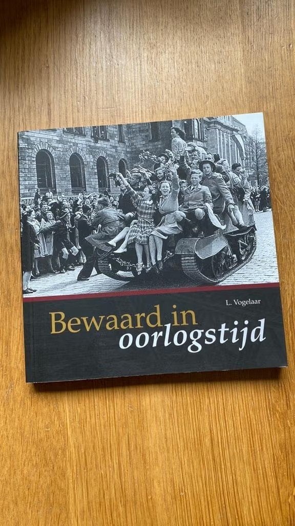 Bewaard in oorlogstijd. L vogelaar, Ophalen of Verzenden, Tweede Wereldoorlog, Zo goed als nieuw
