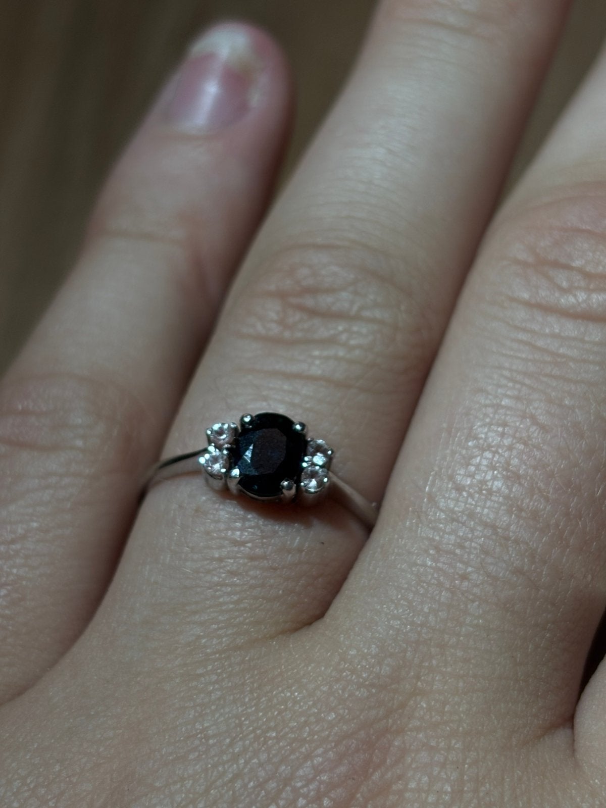 Witgouden ring met blauwe saffier, Sieraden, Tassen en Uiterlijk, Ringen, 18 tot 19, Gebruikt, Ophalen of Verzenden, Met edelsteen