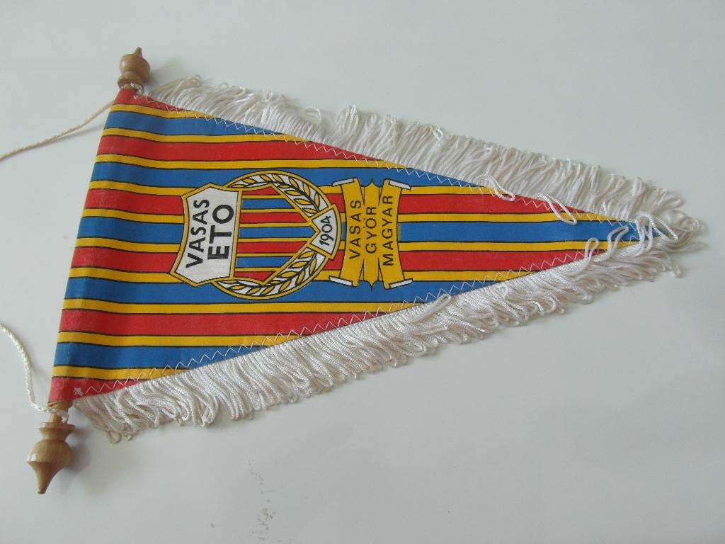 voetbal vaantje hongarije vasas eto Gyor  1978 serie, Ophalen of Verzenden, Zo goed als nieuw, Buitenlandse clubs, Vaantje of Sjaal