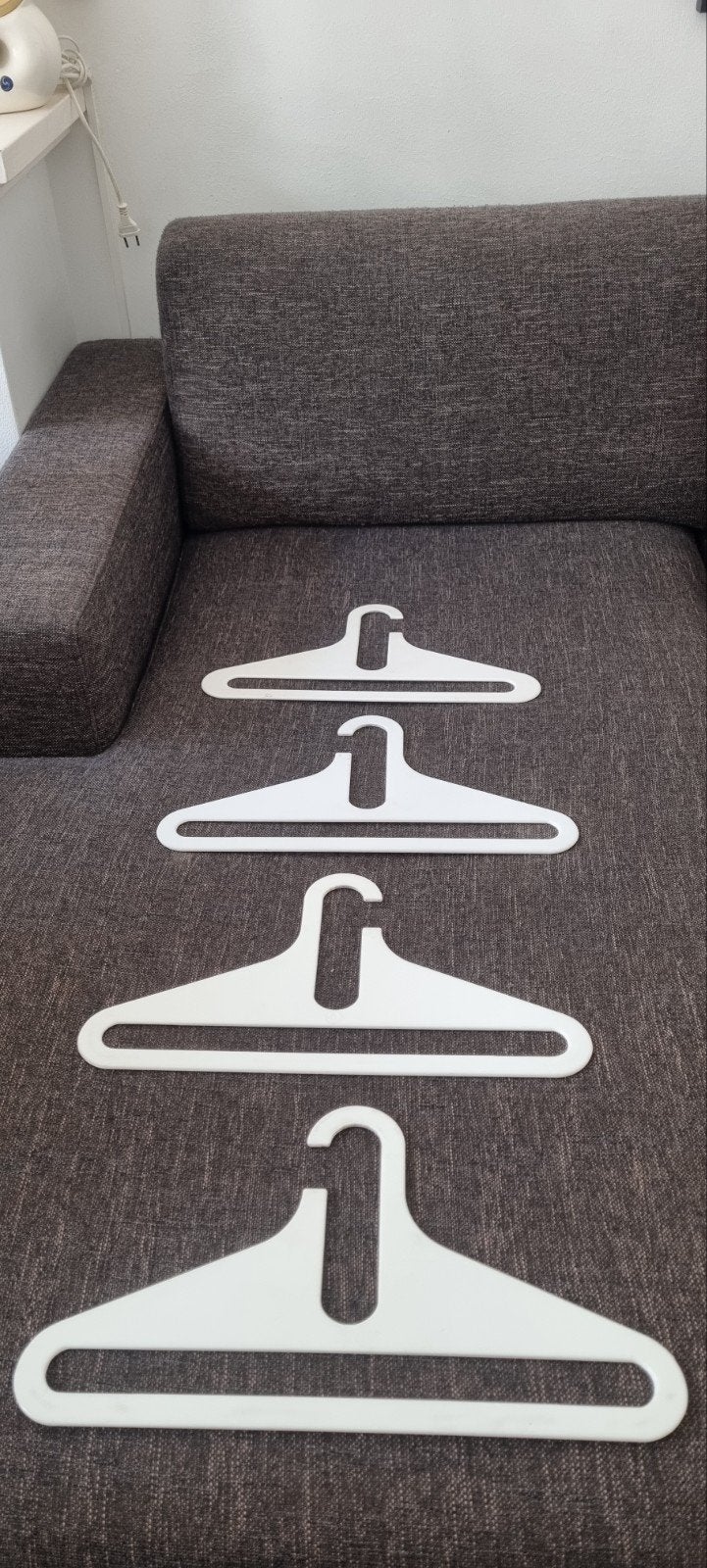 Set van 4 witte retro kledinghangers van Karhumuovi, Ophalen, Gebruikt, Kunststof, Volwassenen