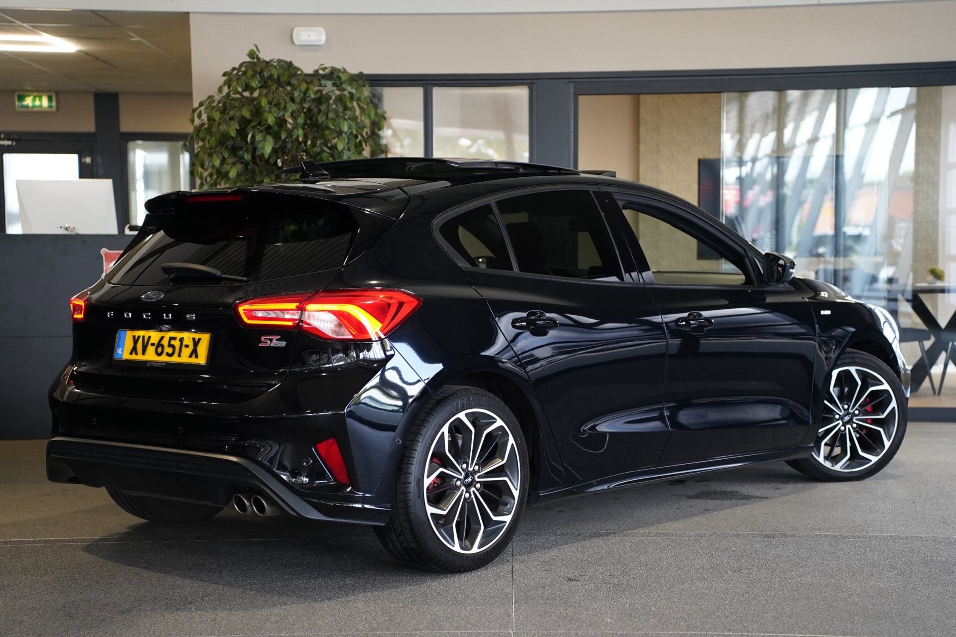 Ford Focus 1.0 EcoBoost ST Line Pano Navi Cam Acc Pdc B&O Le, Auto's, Dealer onderhouden, Gebruikt, Euro 6, Zwart