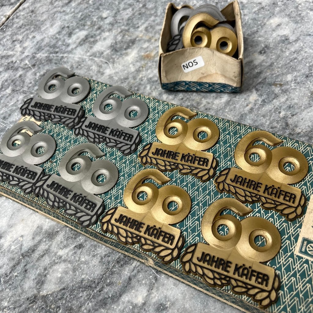 VW Kever Plakette accessoire 60 jahre käfer goud zilver NOS, Auto diversen, Auto-accessoires, Ophalen of Verzenden, Zo goed als nieuw