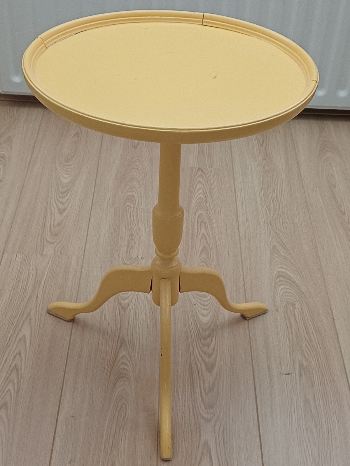 Vintage sokkeltafel, bijzettafel, driepoot - Geel, Huis en Inrichting, Tafels | Bijzettafels, Ophalen, Gebruikt, Rond, Minder dan 55 cm