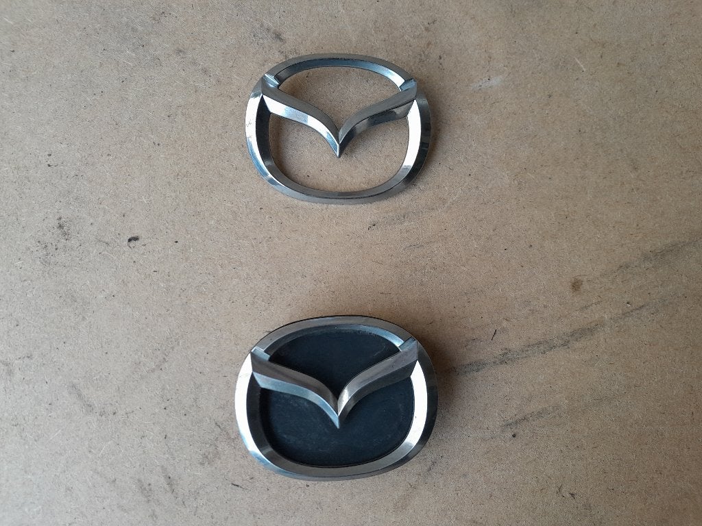 LOGO / EMBLEEM Set - MAZDA DEMIO - Voor + Achter - €10,- Set, Verzenden
