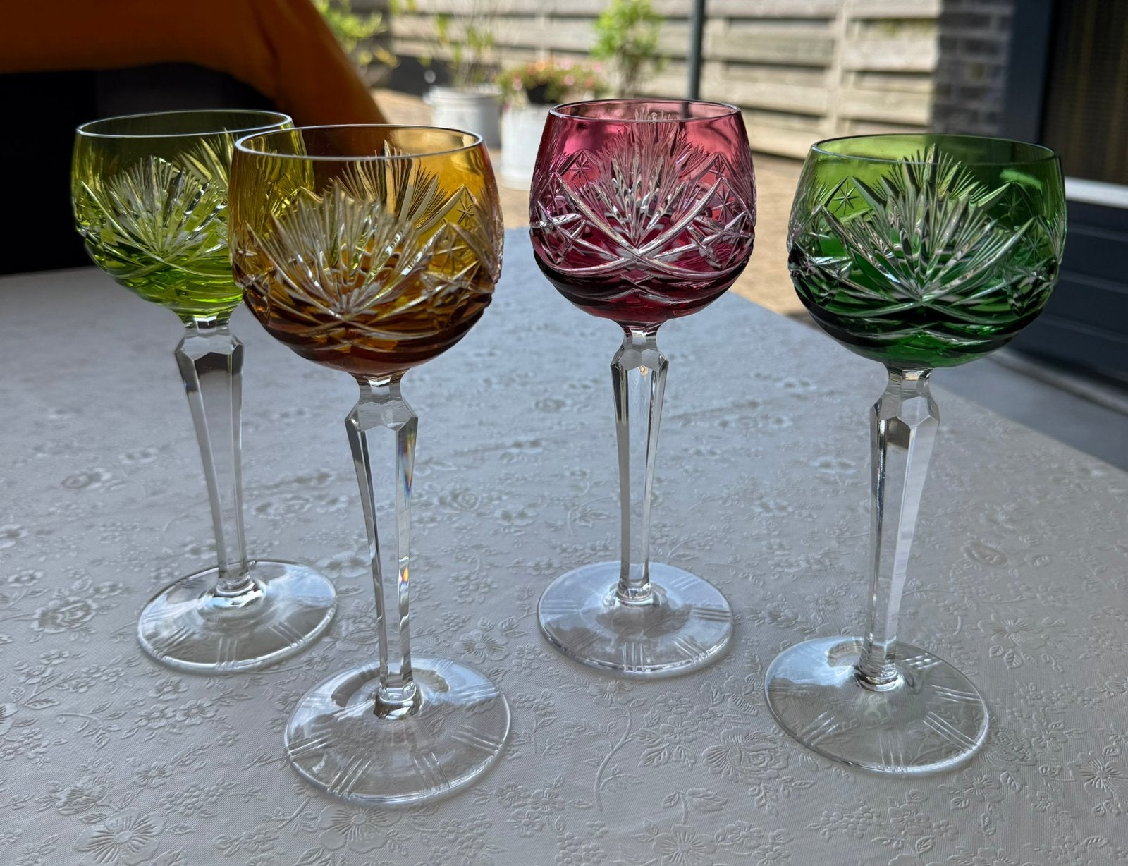 Prachtige gekleurde geslepen kristallen wijnglazen, Verzamelen, Glas en Borrelglaasjes, Ophalen, Zo goed als nieuw, Overige typen