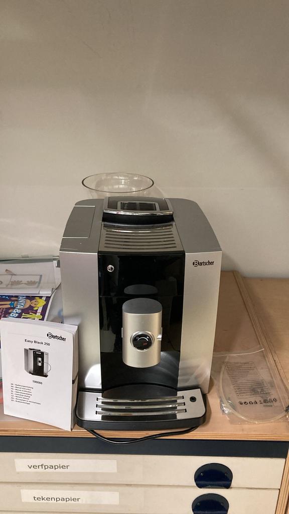 Bartscher Easy Black 250 Volautomatische luxe Koffiemachine, Koffiemachine, Zo goed als nieuw, 4 tot 10 kopjes, Koffiebonen