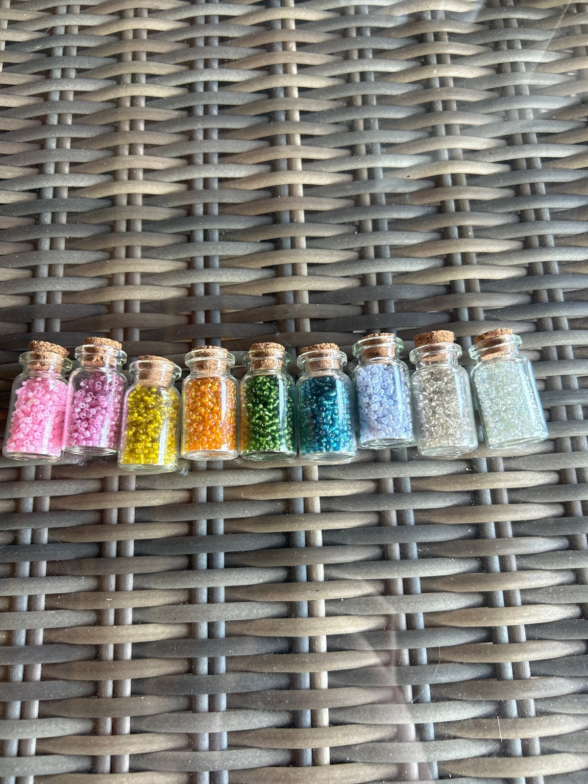 9 potjes met mini kralen in diverse kleuren, Hobby en Vrije tijd, Kralen en Sieraden maken, Ophalen of Verzenden, Nieuw, Kraal