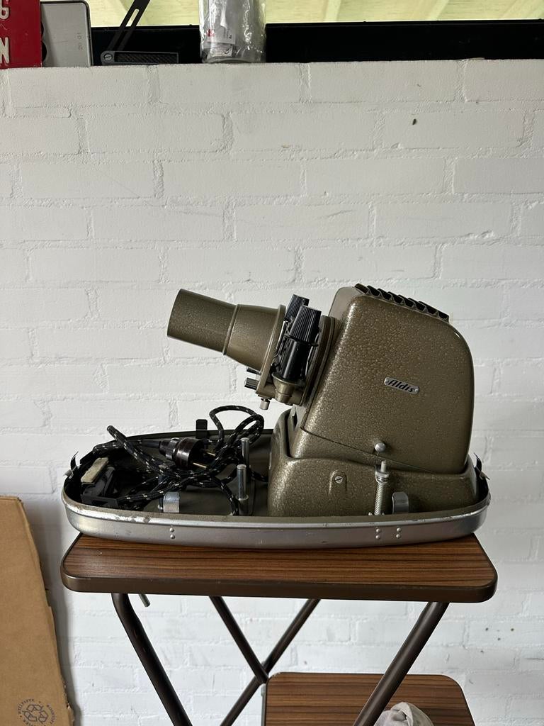 Vintage Aldis diaprojector met koffer en tafel, Ophalen of Verzenden, Gebruikt