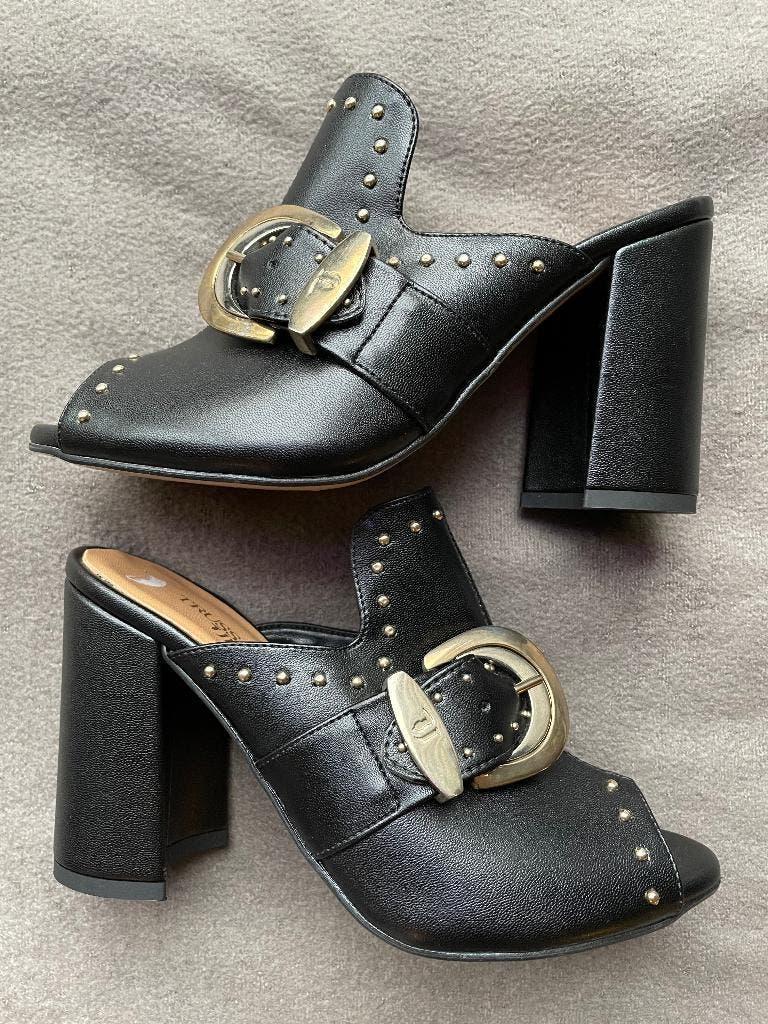 Heel mooie en trendy schoenen TRUSSARDI JEANS in maat 37, Kleding | Dames, Zwart, Zo goed als nieuw, Sandalen of Muiltjes, Ophalen of Verzenden