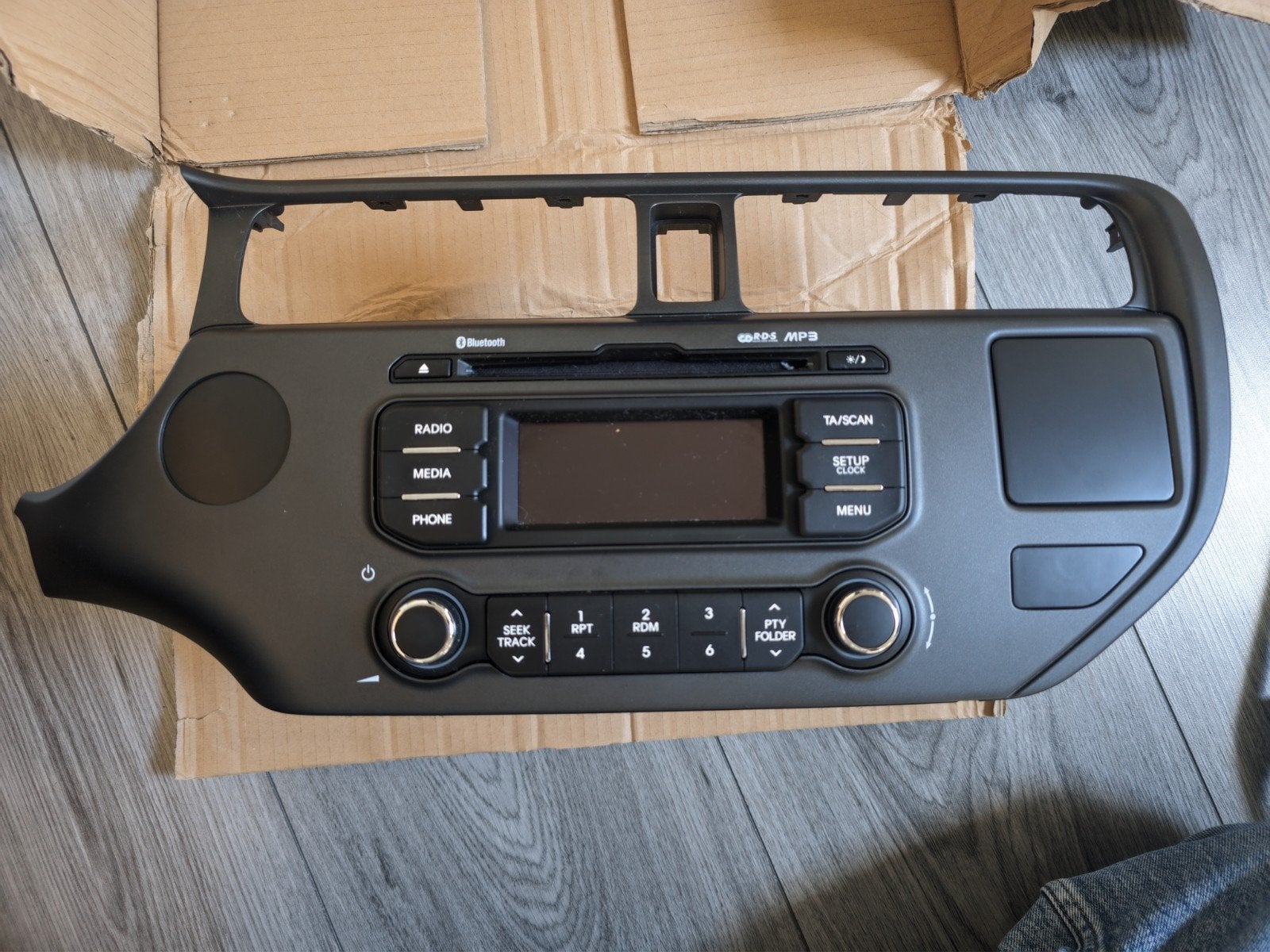 Kia Rio autoradio met originele frame - Kia Rio 2012 (zgan), Ophalen, Zo goed als nieuw