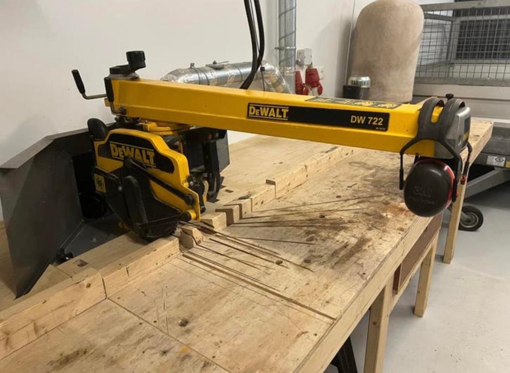 Dewalt 722 Radiaalzaag met Werkbank - Zeer Goede Staat, Doe-het-zelf en Verbouw, Gereedschap | Zaagmachines, Ophalen, 70 mm of meer